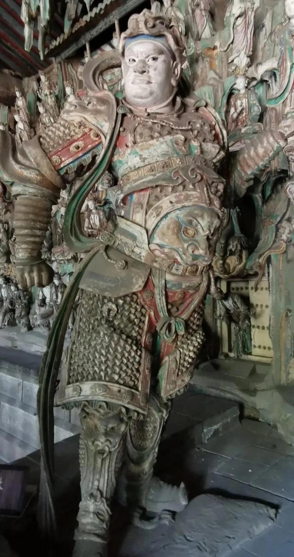 扎甲相对于板甲的一个缺点就是非整体式的，要用绳子一块块绑在身体的各个部位，穿脱非