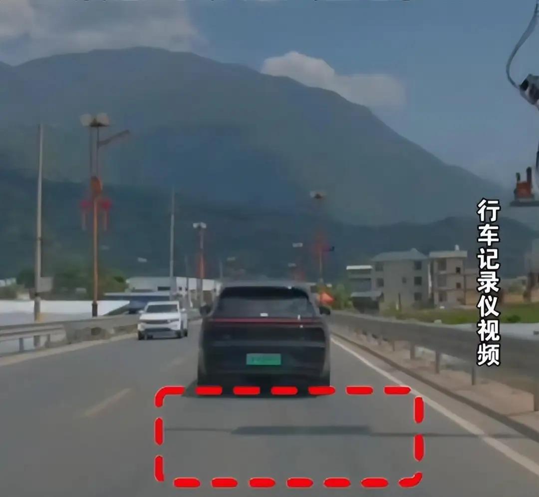 云南大理，一男子开小鹏汽车，路上累了，就开了“辅助驾驶功能”，车速只有37km/