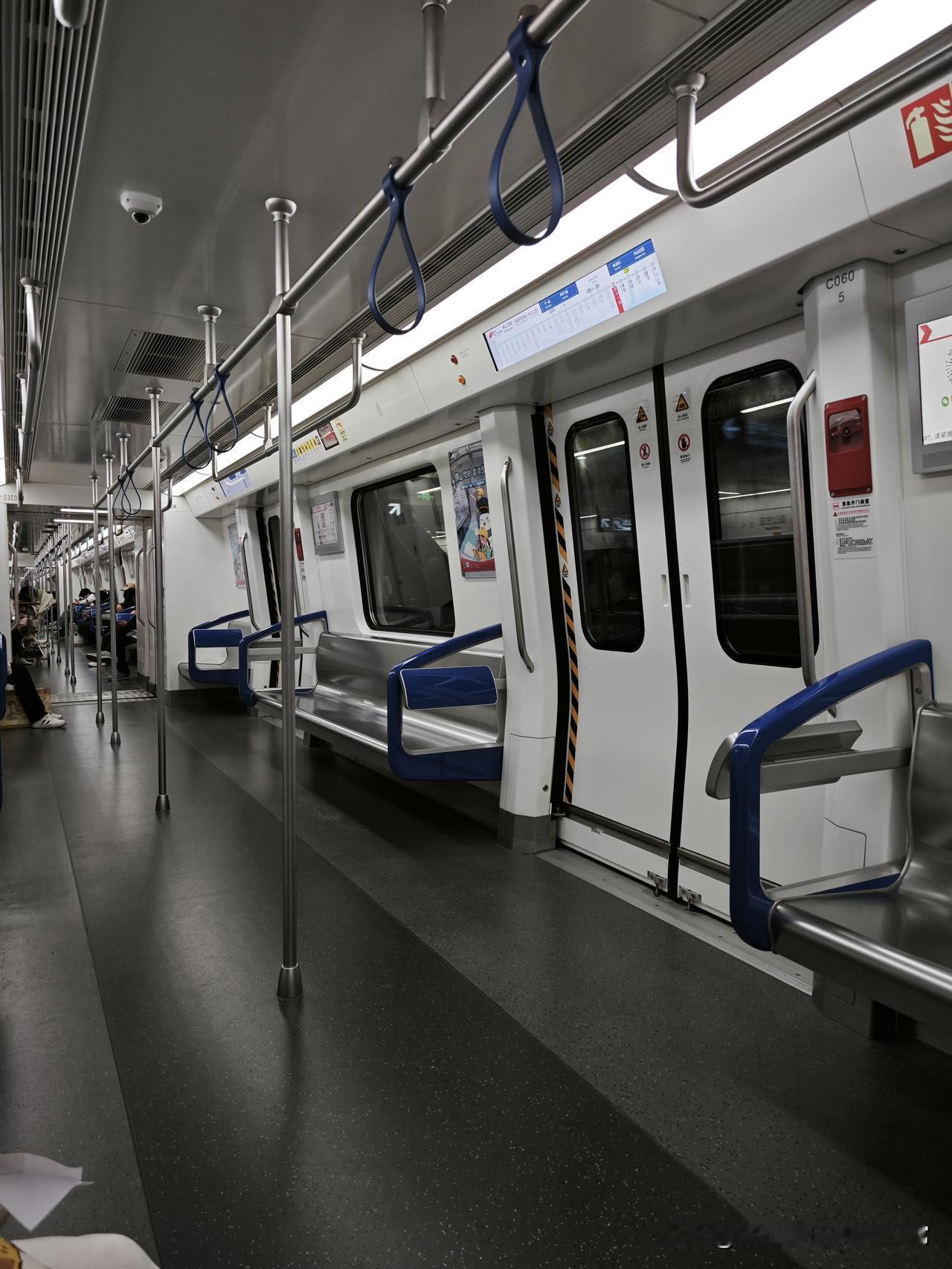 元旦佛山地铁空到能跑马!元旦坐佛山地铁直接看傻了！车厢里空旷得能随便躺，座