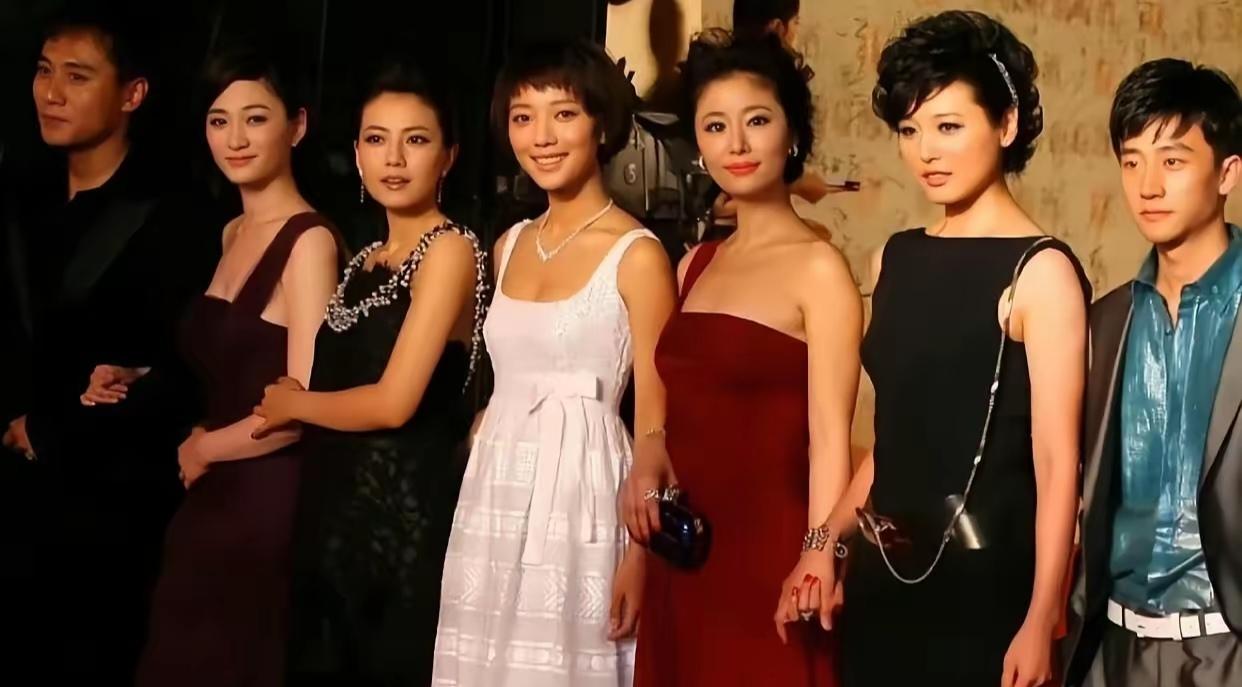 年轻时的李小冉，一言难尽…老实说，李小冉属于年龄越大越好看的那种吧？毕竟年轻