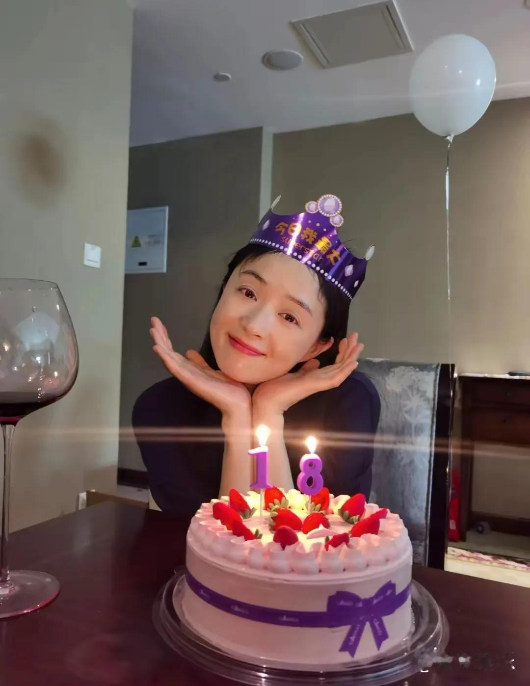 近日，蒋欣41岁生日庆生现场照流出，照片中她素颜出镜，身着宽松牛仔外套搭配浅笑，