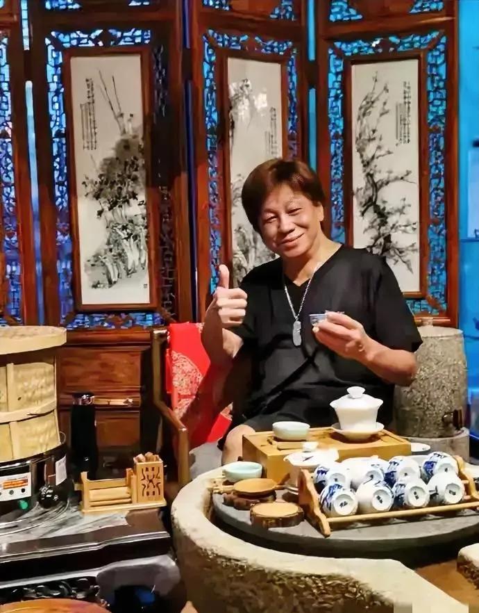 梁小龙三子女现状曝光，77岁功夫巨星猝然离世，临终遗言看哭众人长女梁子文，