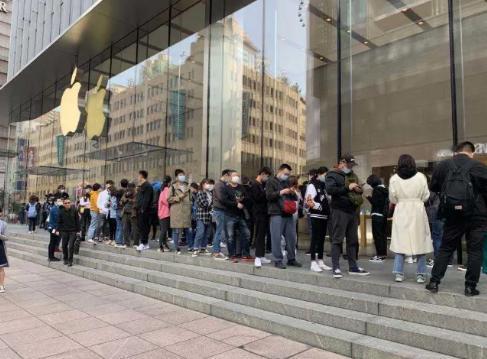 外媒突然发现，中国游客不爱出国、不爱买进口了，这是为什么？刚开年，外媒就终于