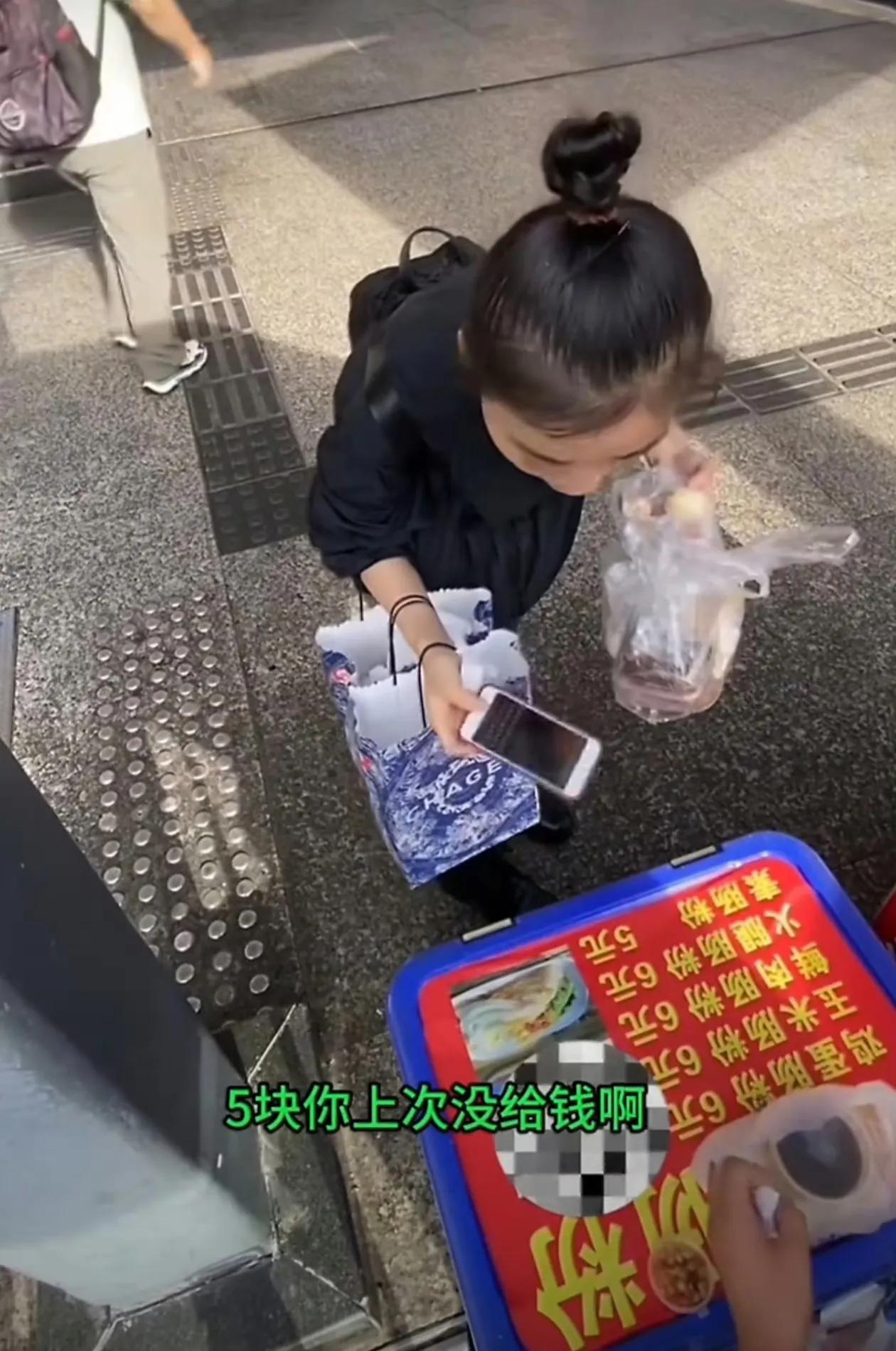太可恶了，你到底有多穷，才干这样的事，重庆一女孩在买烤肠时，利用之前付款截图