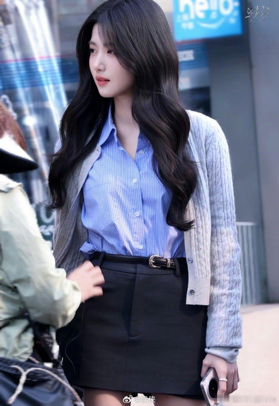 卢昱晓这十个月的变化也太惊艳了！去年三月还是奶呼呼的肉肉脸，娇憨又可爱，如今直接