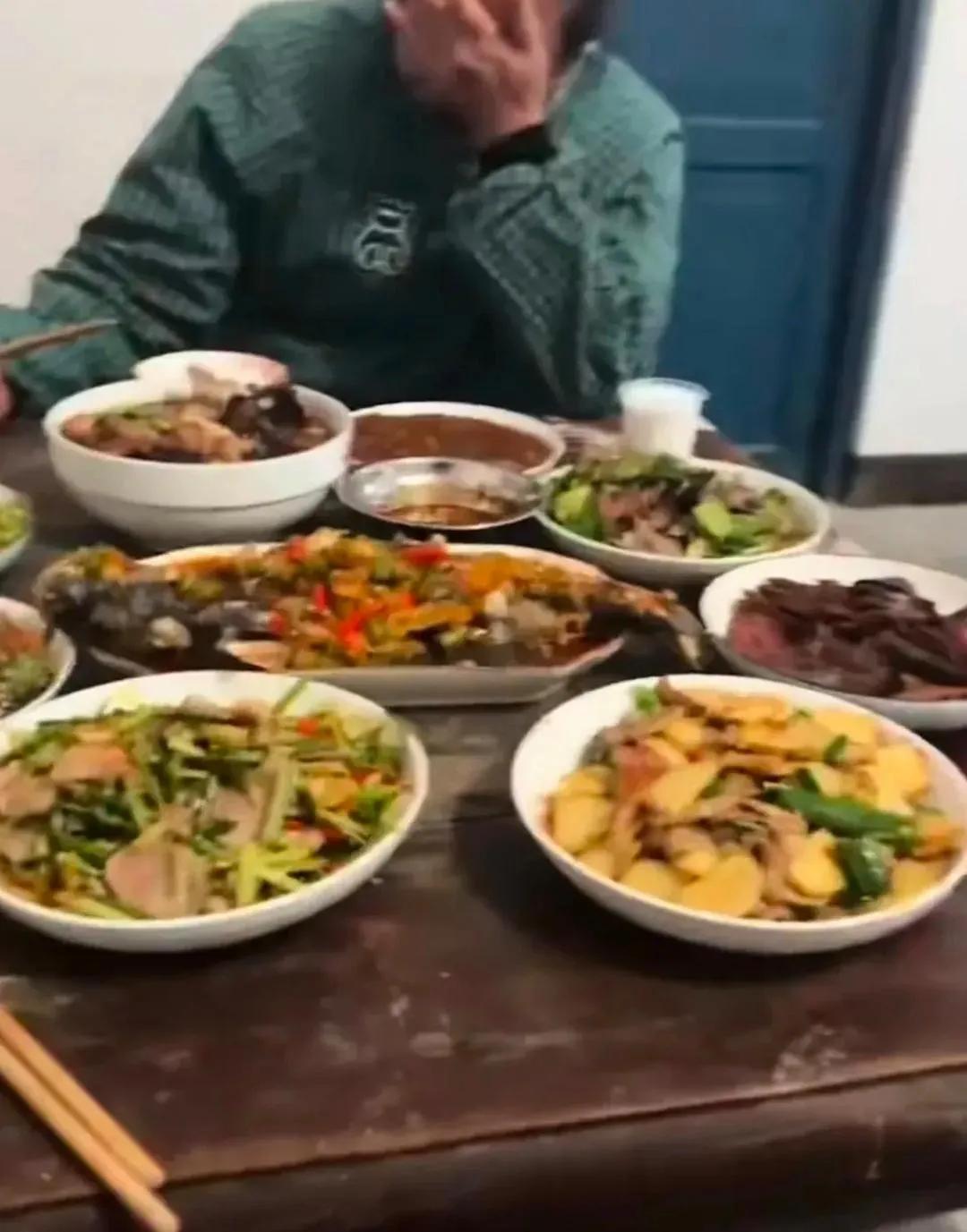 心酸!贵州一女子晒自己除夕饭，和妈妈两人过年，孤孤单单，无比冷清，妈妈一边吃一边