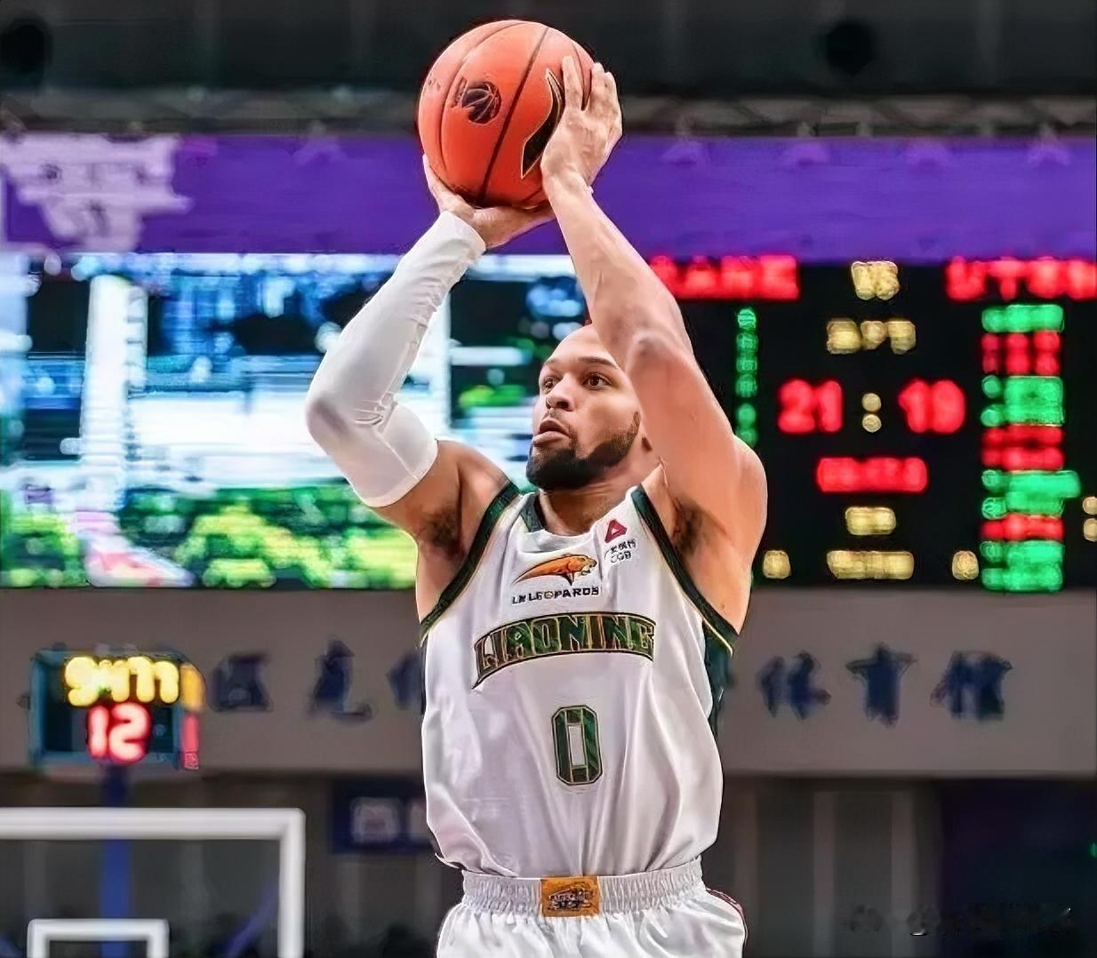 辽篮新晋核心鄢手骐，小外援布朗，率领辽宁残阵客场憾负深圳队，比赛中杨鸣竟然排出了