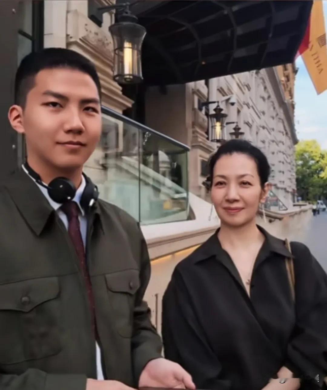 胡军和老婆卢芳，带着儿子康康远道奔赴伦敦，看女儿九儿的第一次毕业首演，一家子都是