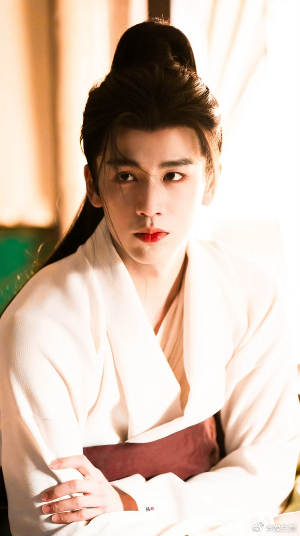 张凌赫一出场就对味了张凌赫这出场也太绝了吧！妥妥的真人模特既视感，每一个动作都