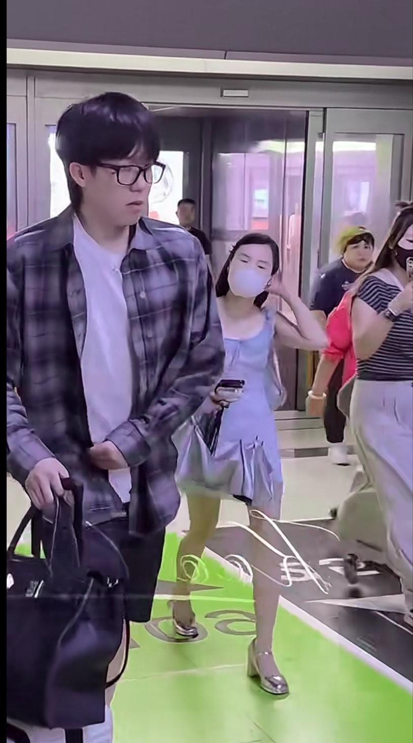 这个女的为啥要在王楚钦旁边？服了，还问大头加不加她微信[笑着哭]这女的是不是想做头