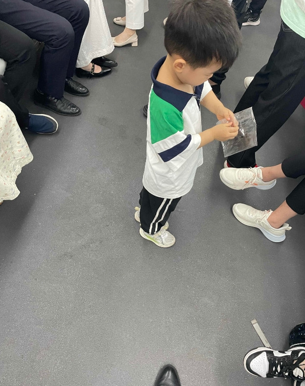 被后妈带着的孩子太让人心疼了！第二次在地铁上遇见这个后妈了，带着两个小男孩。大
