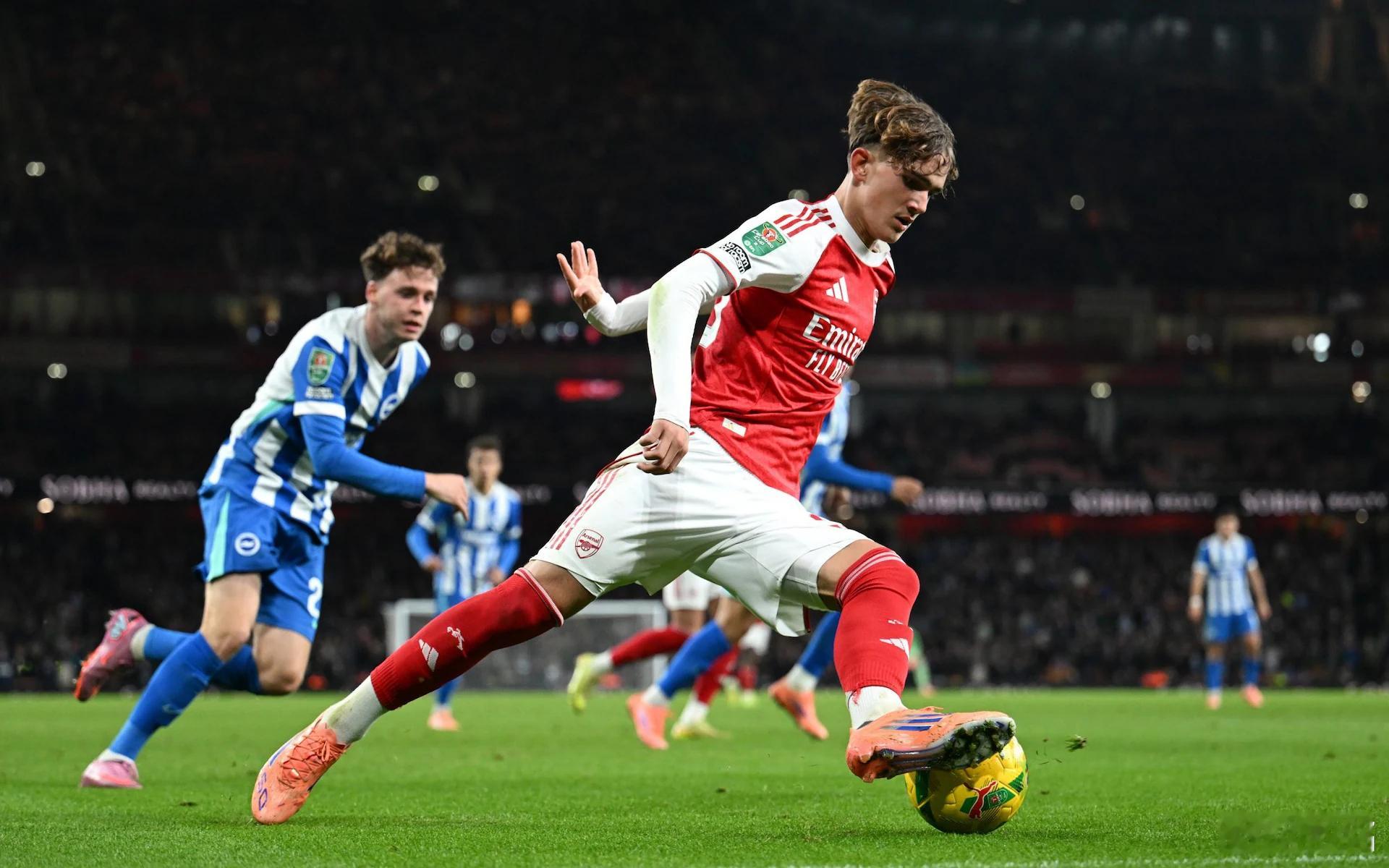 阿森纳2比0布莱顿15岁零302天,道曼成为阿森纳队史首发最年轻球员。道曼在边