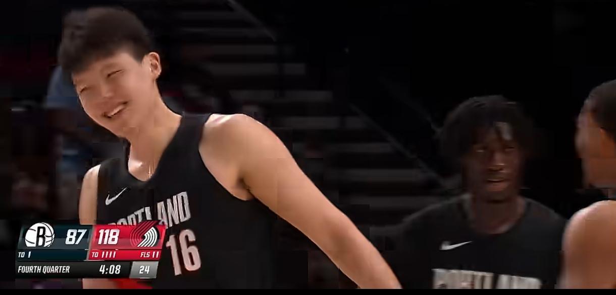 杨瀚森终登NBA赛场，9分钟交出零失误答卷！3月24日，NBA常规赛开拓者