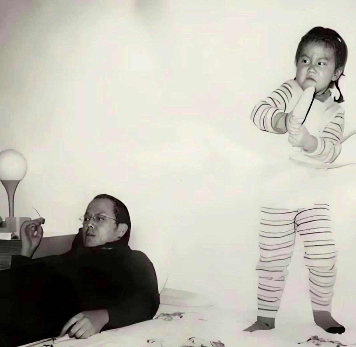 窦唯基因赢了王菲镜头里，窦唯歪在床上看电视，小窦靖童骑他肚子做鬼脸。另一张