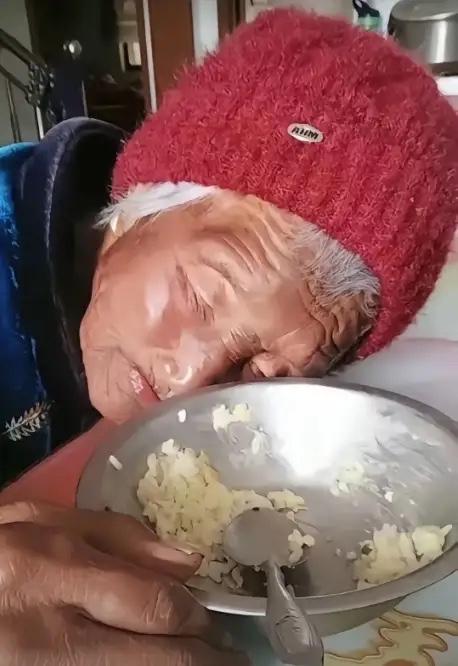一位80多岁老人吃饭时，忽然把碗一推，趴在饭桌上一动不动了，身旁的儿子喊了老母亲