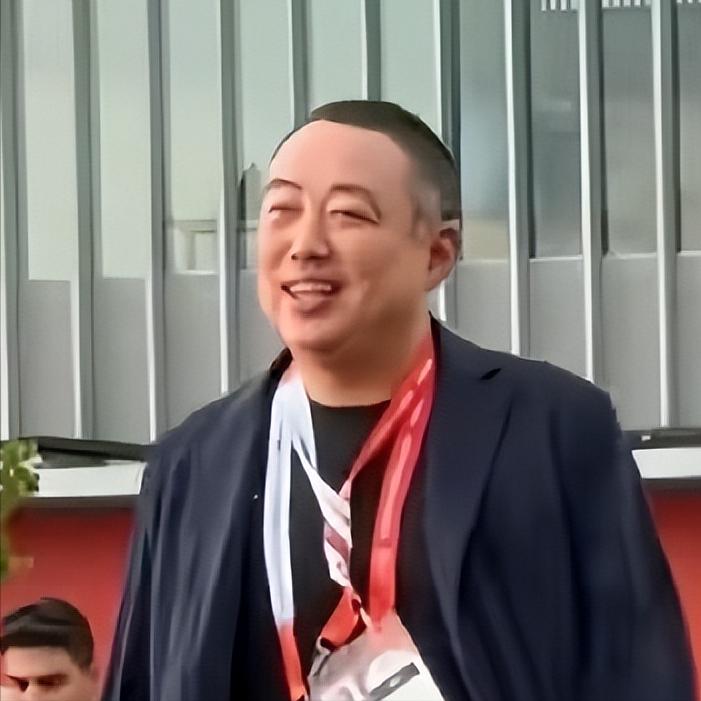 刘国梁现身日本亚运会赛场。一身休闲装，与众人有说有笑，与国际乒联主席、中国乒协
