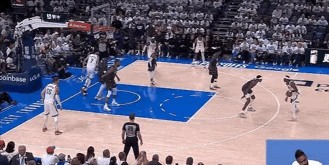 森林狼欲哭无泪啊西决G1雷霆目前66-62领先森林狼。比赛第三节一次进攻中，亚