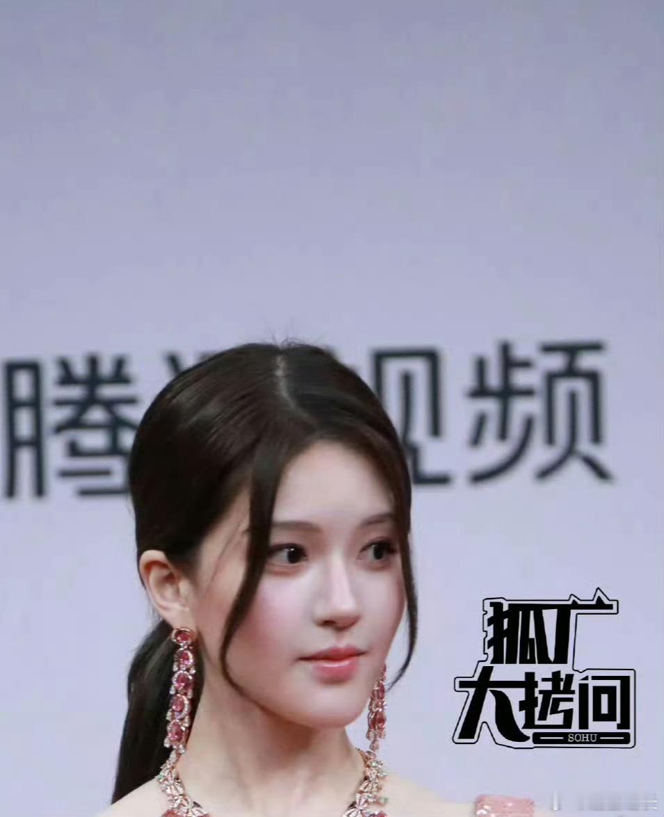 星光大赏出图谁惊艳到了你各位姐姐争奇斗艳，美得我都不知道该把眼睛放在谁身上了！赵