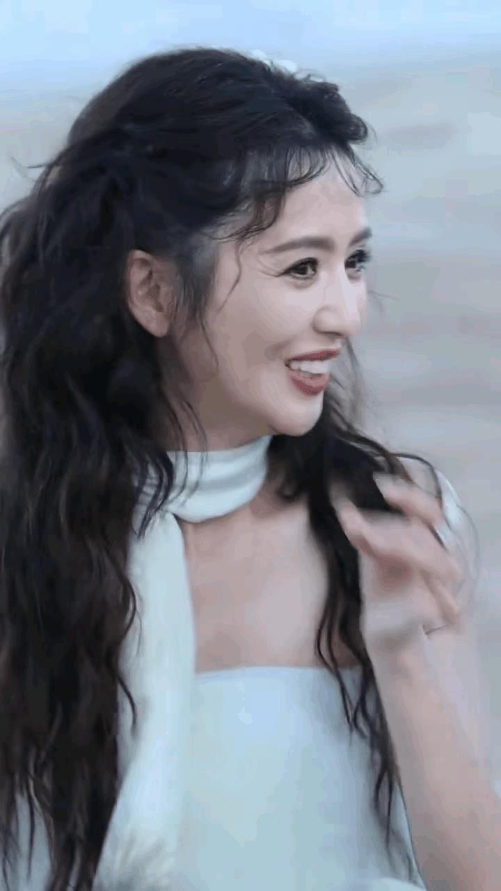 不是，佟丽娅才41岁就美人迟暮啦[汗]这深深的鱼尾纹，少见的面部发腮怎么能