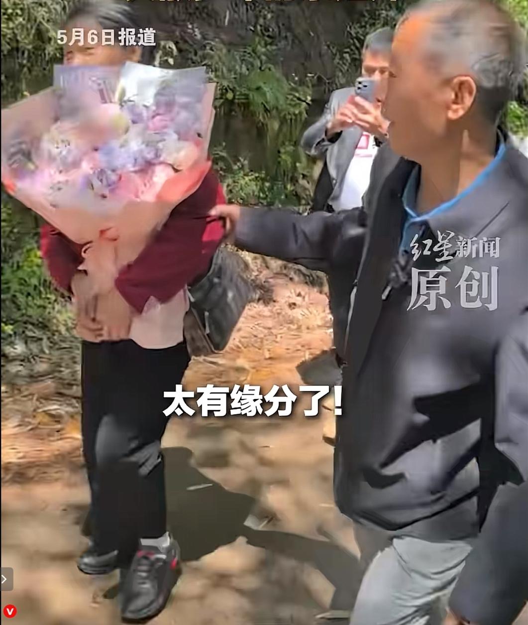 “太不可思议了”！四川，一男子正在刷短视频，他突然看到一女子，竟跟自己老婆长得非