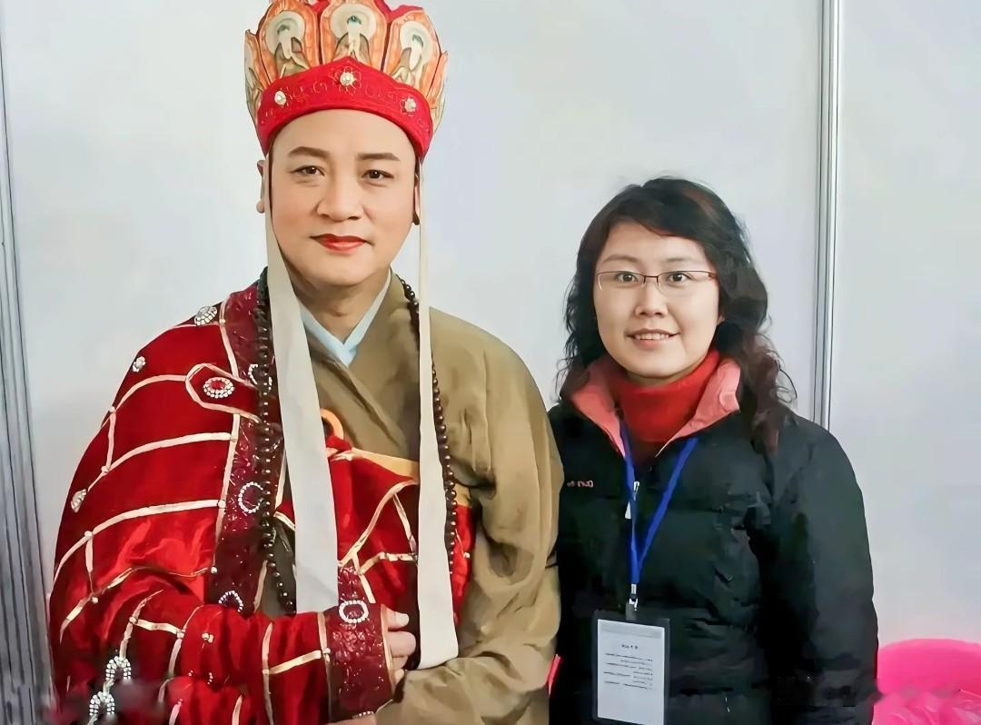 离谱！网传陈丽华迟重瑞年轻时合照，并非陈本人，当事人姓卢近日，一张标注“1