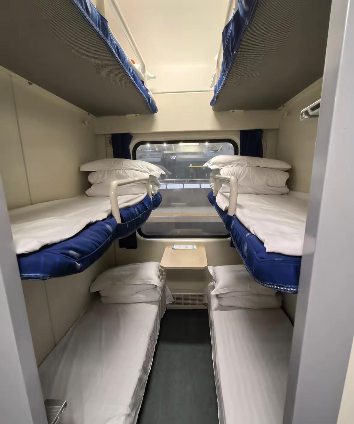 我是晕车严重，加钱买的下铺，然后就有个带娃的奶奶要跟我换下铺的位置，我拒绝了，一