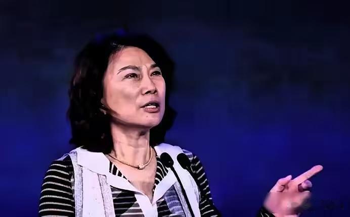 就在刚刚荷兰又出手了，不让中国买碳化硅外延炉和DUV光刻机，这些设备本来是