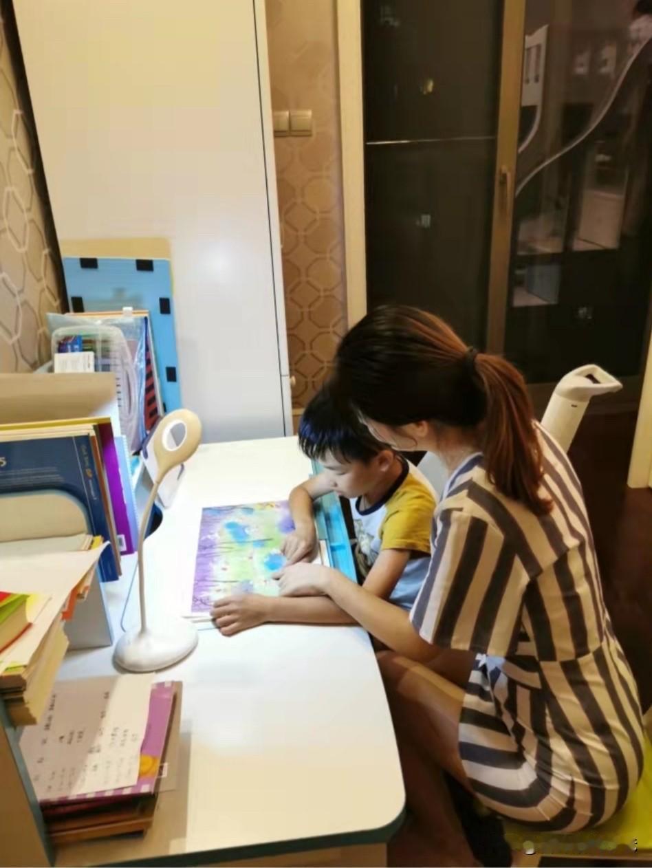 陪读需要高质量，不是做监工而是孩子的引路人“陪读”这个词，在很多家庭里仿佛自