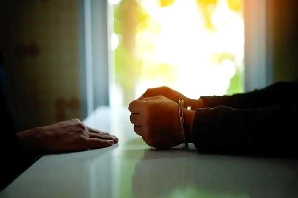 正义或许会迟到，但绝不会缺席！一个警察因为偷看了女友的日记，得知女友有过一个