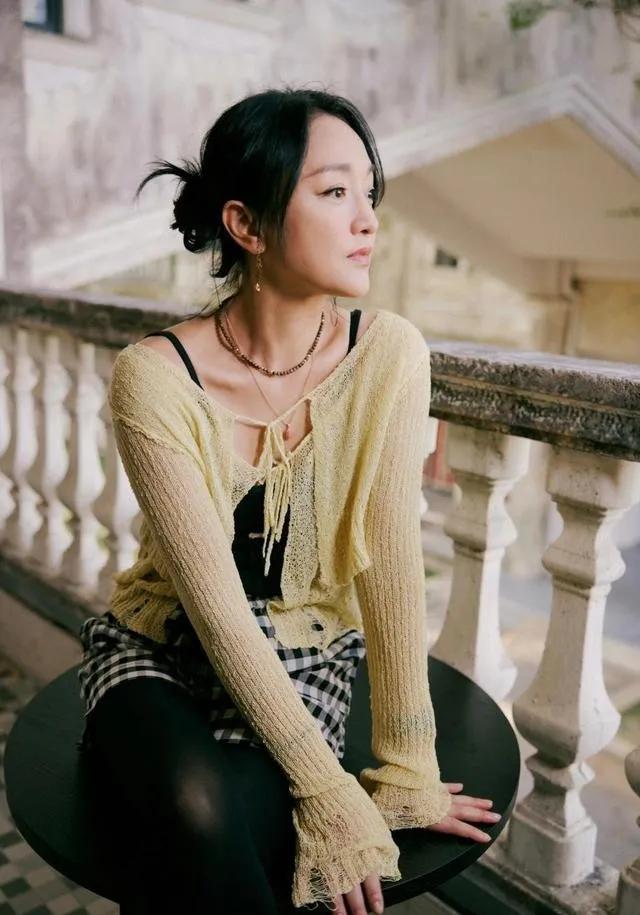 被周迅美到了！淡黄色镂空开衫，慵懒随性。❤️黑丝+格子裤，甜酷又复古，灵