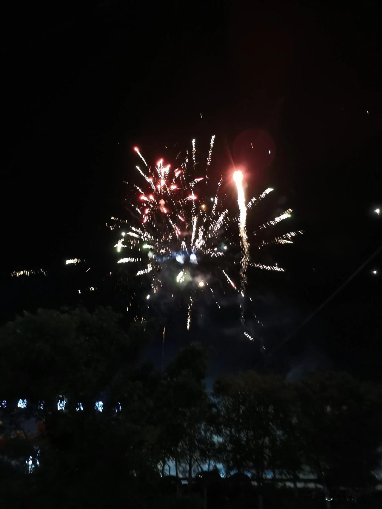 农村结个婚，放了2万元的烟花，傻到家了﹍﹍明天五一，我外甥结婚。今晚，他