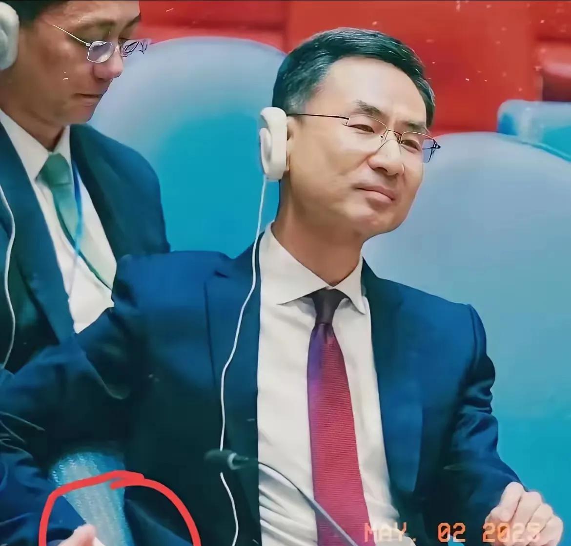 随着孙磊接任中国驻联合国副代表，耿爽结束了三年的联合国履职生涯。他的卸任引发了外