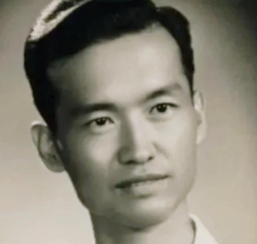 1947年，一敌军少校被我军俘虏，连长刚想审他。怎料，这名少校竟从容地说：“同志