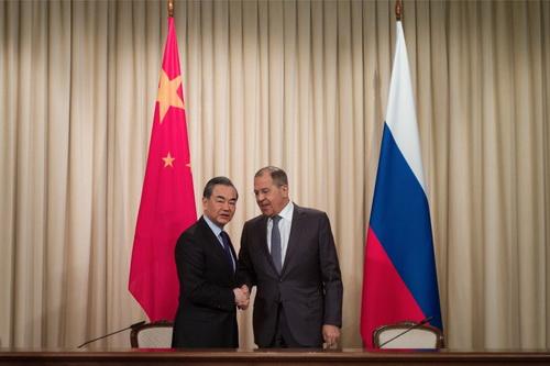 高市早苗终于低头了？中俄刚在莫斯科对完表，特朗普就反手敲打日本。这套组合拳下来，