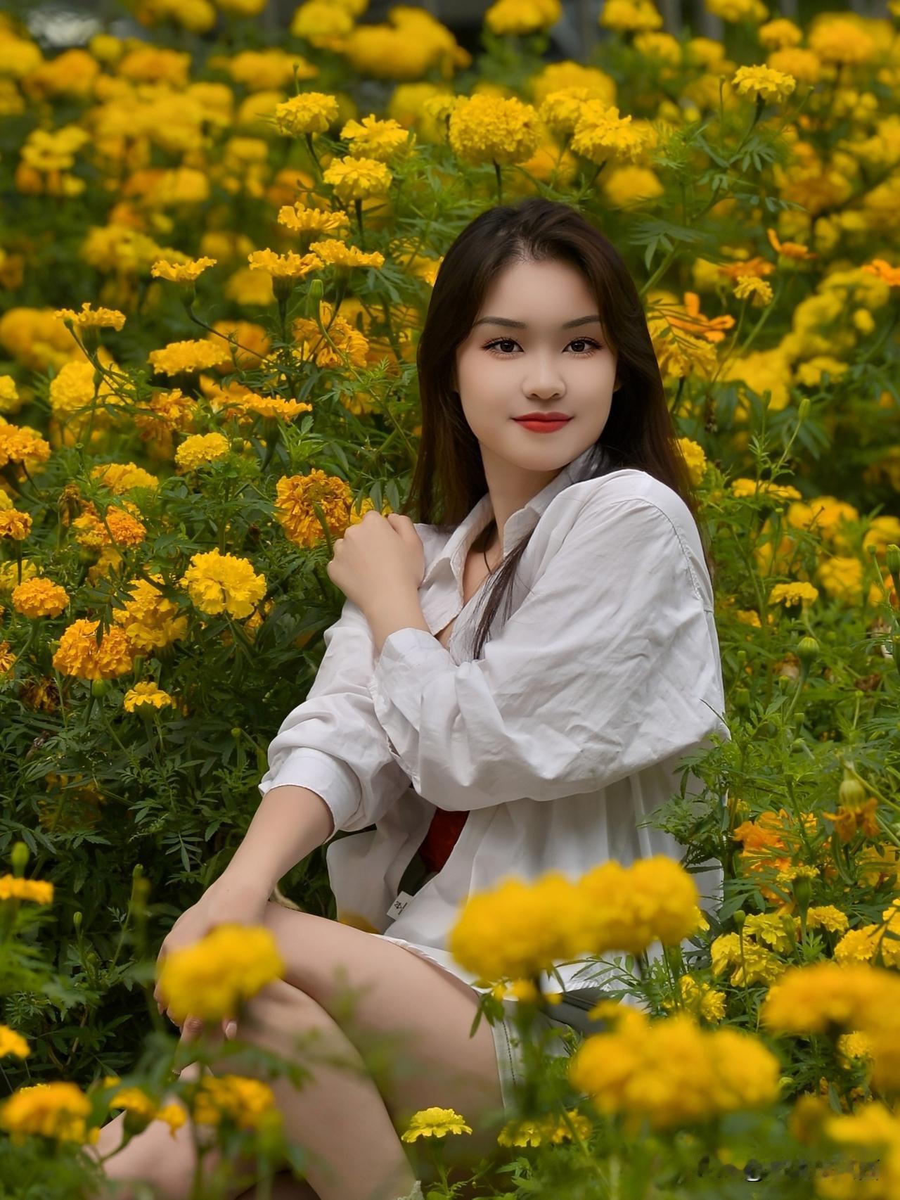 镜头下的春日浪漫在一片金黄花海中，白衫身影静谧伫立，与蓬勃盛放的花簇相映