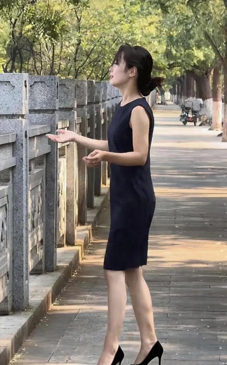 一直纠结穿什么颜色的高跟鞋，黑色是性感黑色是神秘黑色是暧昧的颜色