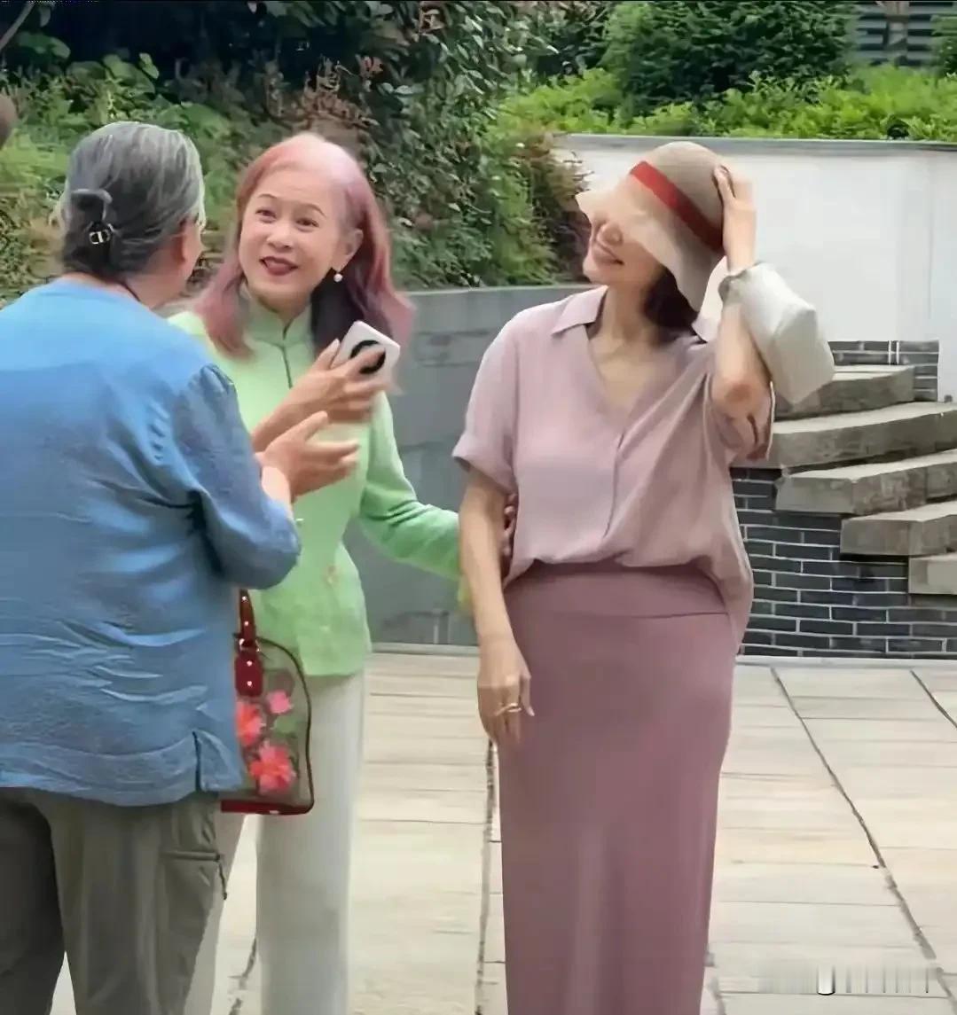71岁的林青霞低调现身江西，被网友在会昌戏剧小镇和景德镇陶溪川偶遇。她此行为新书