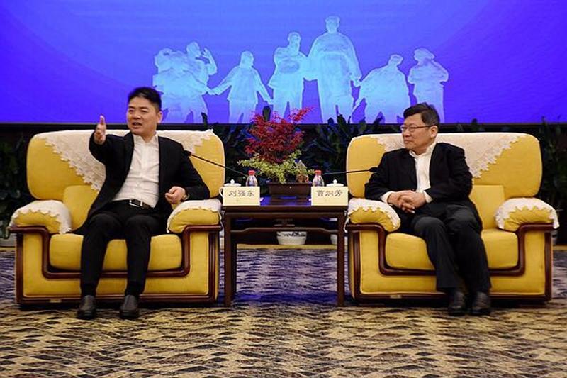 刘强东和马云都是商业传奇，各有魅力。马云凭借独特眼光和口才缔造了阿里巴巴商业帝