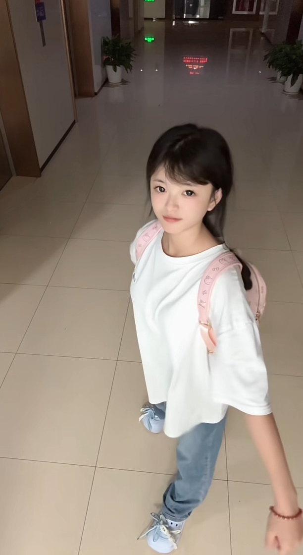 女朋友太矮了，好怕她跳起来打我的膝盖[哭笑不得]