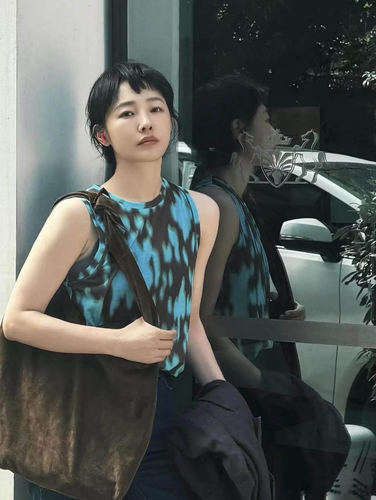白百何换新发型，利落短发造型变化十足。一身无袖背心搭配牛仔裤，穿搭简约又洋气，全