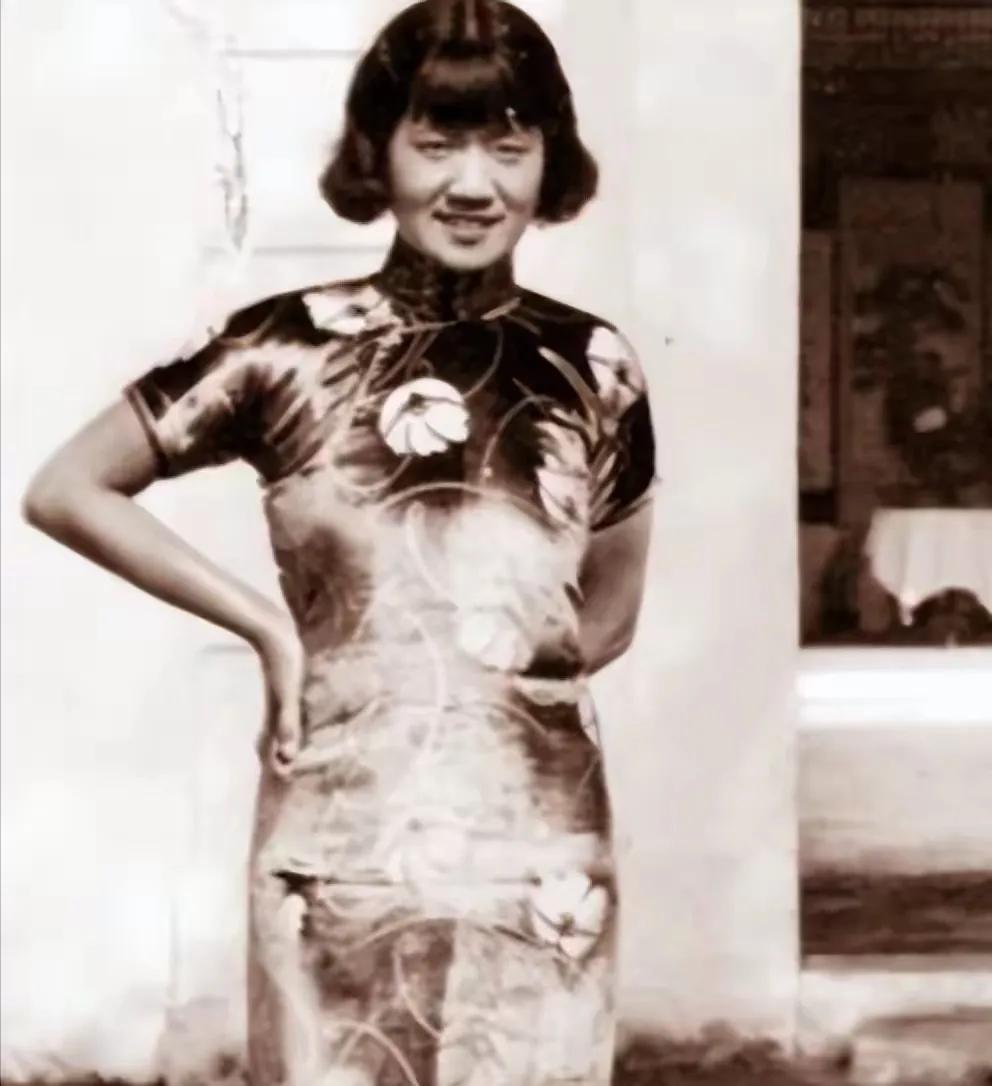 1953年，徐悲鸿因病去世。当时，第三任妻子廖静文年仅30岁，此后她一直以徐悲鸿