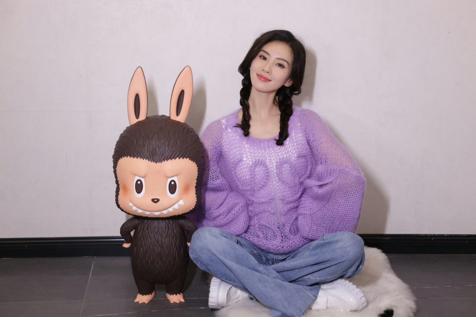 刘诗诗用心在养labubulabubu真的很火，没想到那么多明星都有啊，像之前