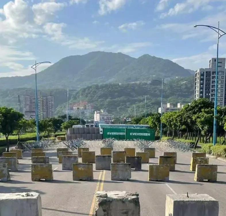 台军的战术，拉垮地有点过分了！这都什么年代了，还企图用路障、用铁丝网、用大巴车