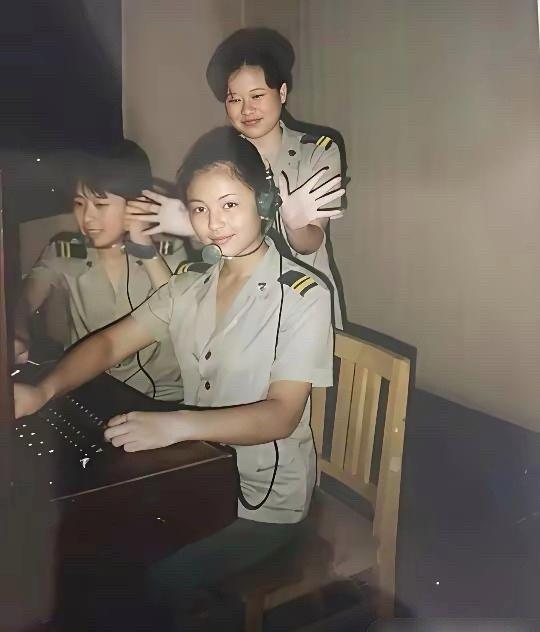 1994年16岁的演员刘涛在南京军区话务班当通信兵时期的照片​​​