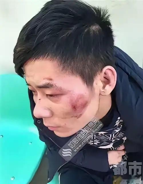5月10日凌晨，四川一男子跑到武警营门自卫哨求救，说自己被人追打。武警官兵快速反