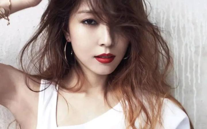 很突然! 知名女歌手确诊急性骨坏死, 演唱会紧急取消