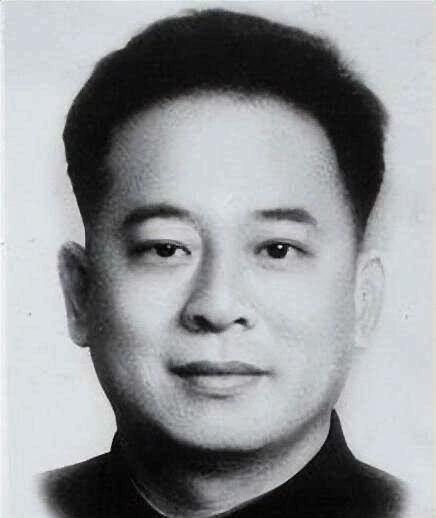 1967年的重庆，《红岩》的作者罗广斌跳楼身亡，然而14年后，公告指出：