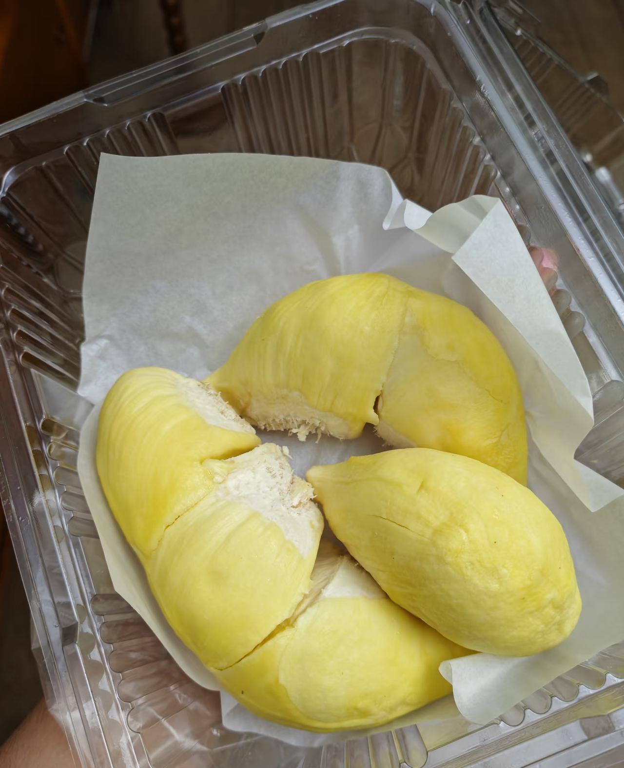 终于弄明白了为什么榴莲价格迎来大跳水不是榴莲不好吃了，也不是没人买了，而是货