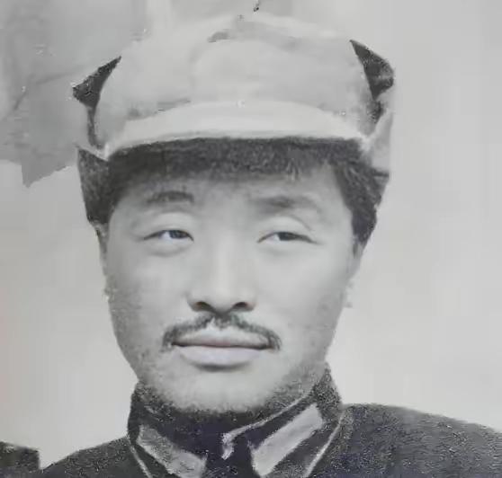 吴恩光这辈子最恨的人就是贺龙。有天，队伍在永顺县休整，吴恩光手下几个兵偷了老乡两