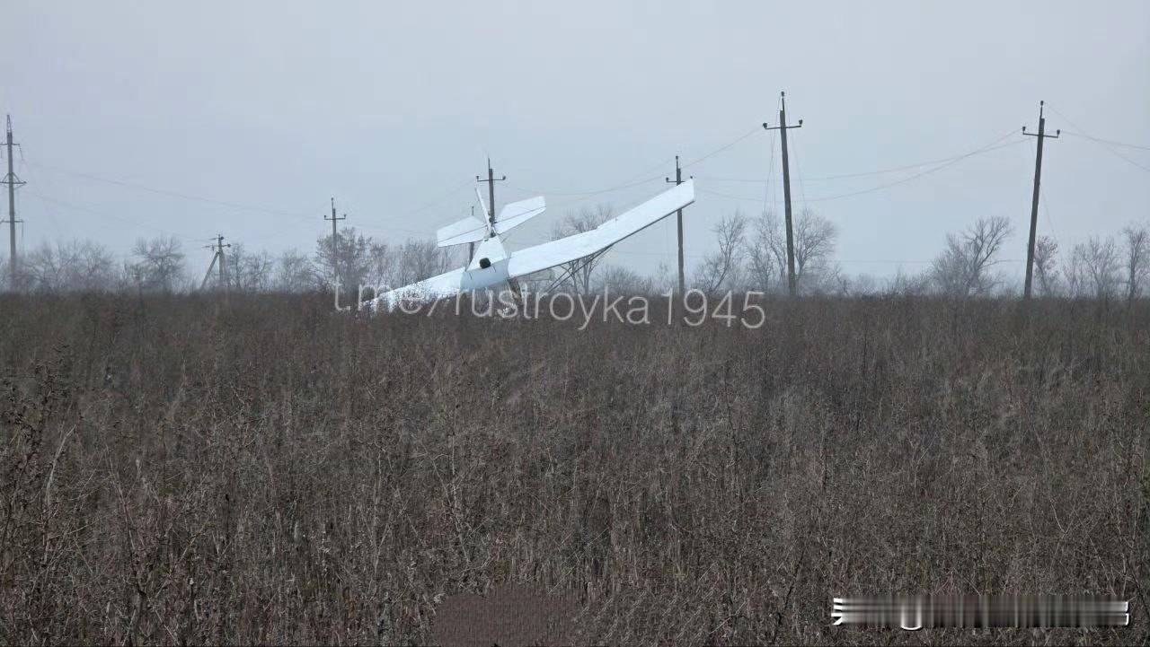 一架以E-300“天空游侠”轻型飞机为基础改装的乌克兰自杀式无人机，在红军城